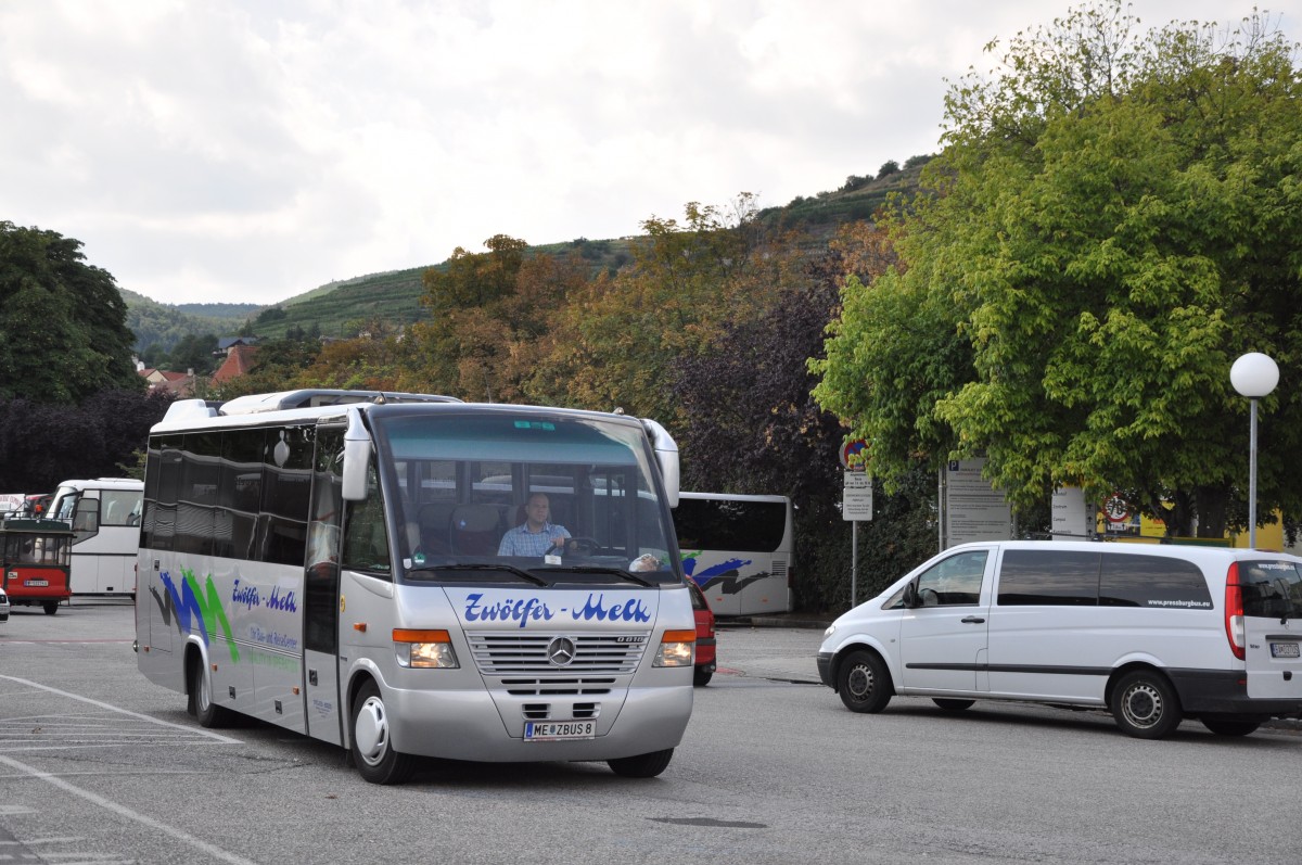 Kleinbus MERCEDES BENZ O 818 von ZWLFER Reisen/Niedersterreich im Aug. 2013 in Krems.