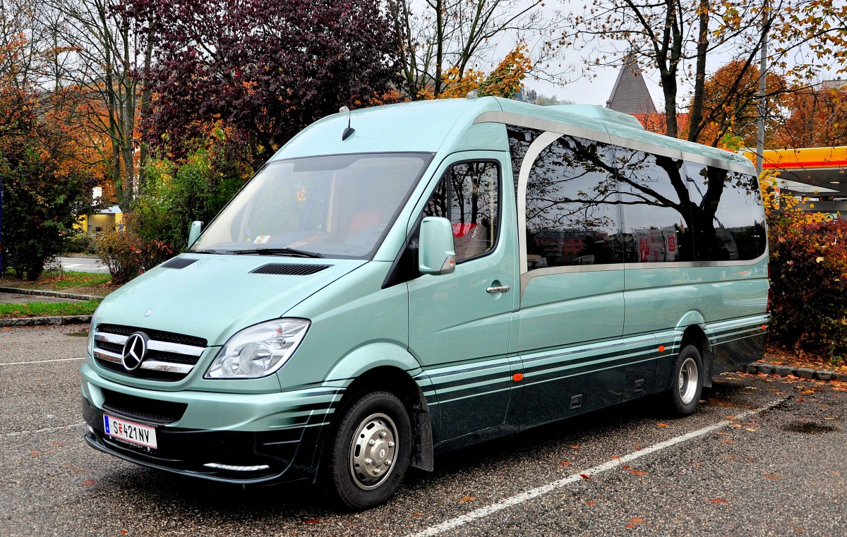 Kleinbus Mercedes Benz Sprinter 519 CDI aus sterreich im Oktober 2013 in Krems gesehen.