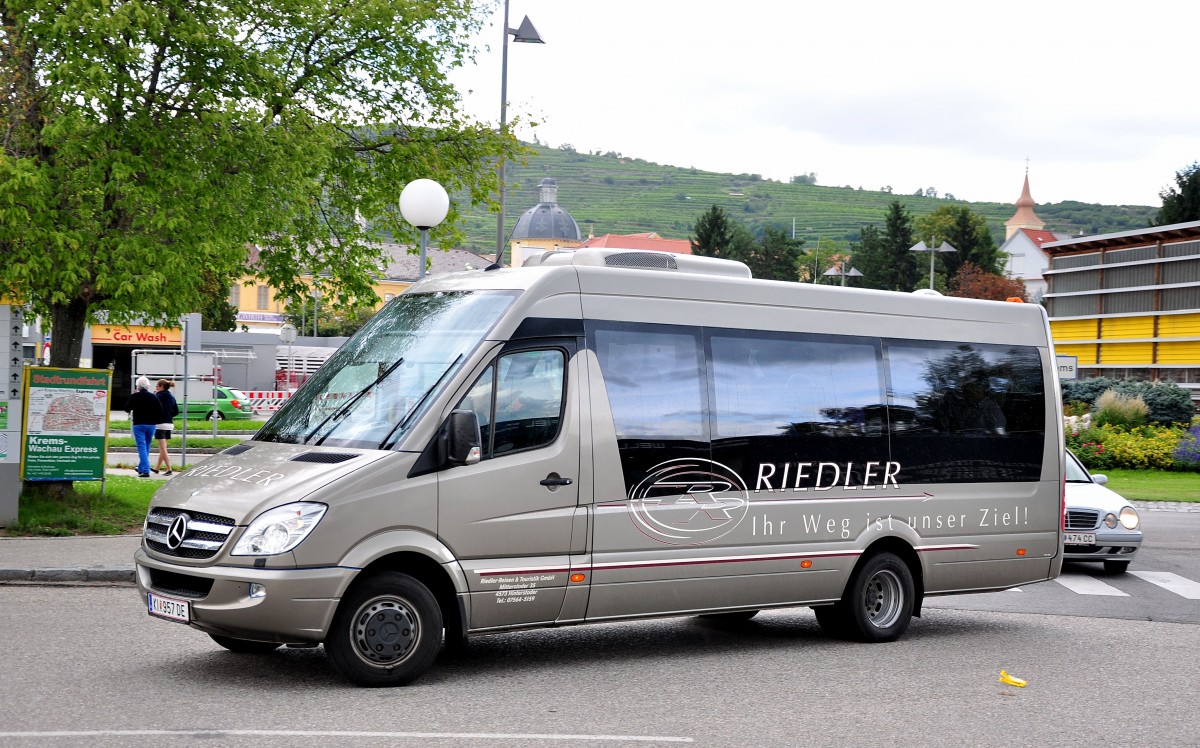 Kleinbus Mercedes Benz Sprinter von Riedler Reisen aus sterreich am 16.August 2014 in Krems gesehen.