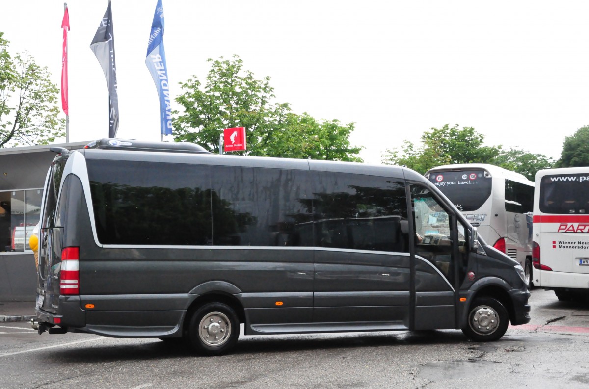 Kleinbus Mercedes Sprinter 519 Bluetec aus Wien im Juni 2015 in Krems.