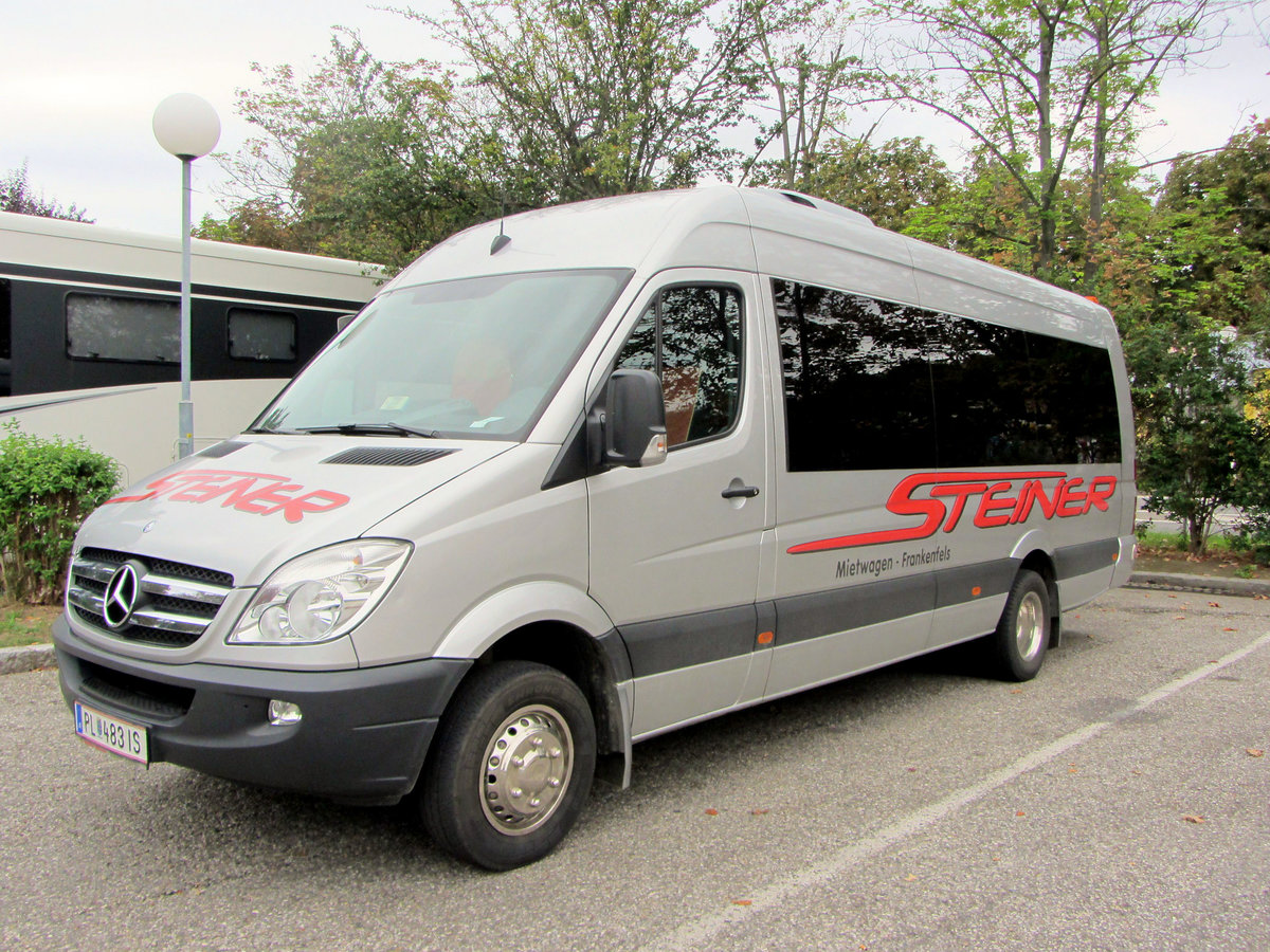 Kleinbus Mercedes Sprinter von Steiner Reisen aus Niedersterreich in Krems gesehen.