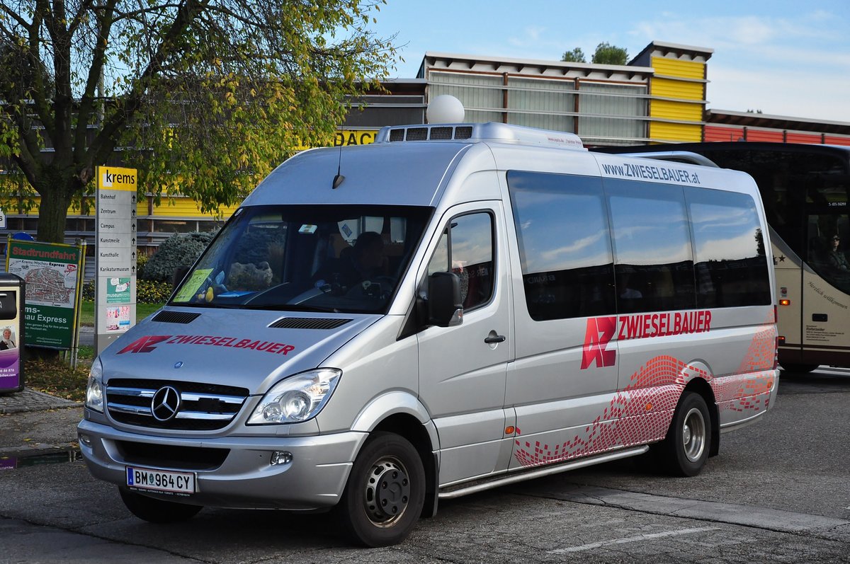 Kleinbus Mercedes Sprinter von Zwieselbauer Reisen aus sterreich in Krems gesehen.