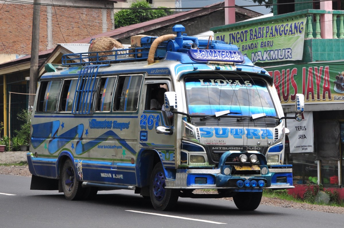 Kleinbus Mitsubishi Fuso in Nordsumatra im Juni 2014 gesehen.