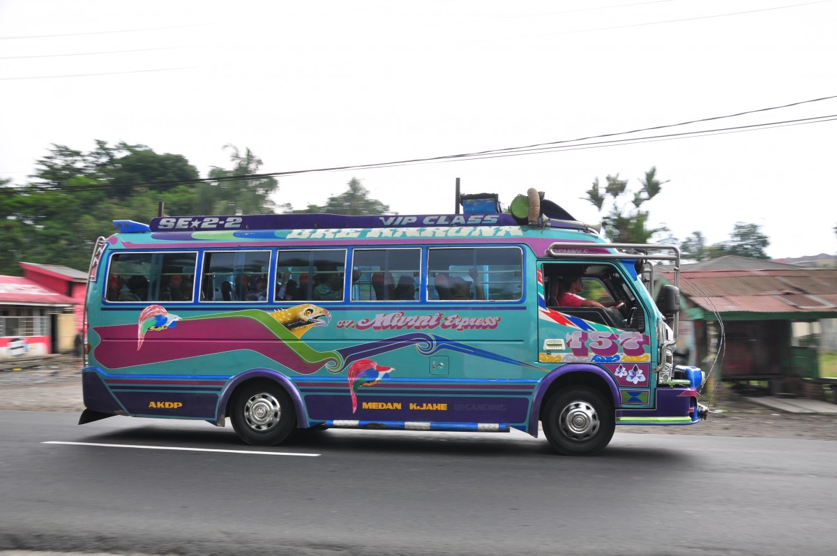 Kleinbus MITSUBISHI in Nordsumatra im Juni 2014 gesehen.