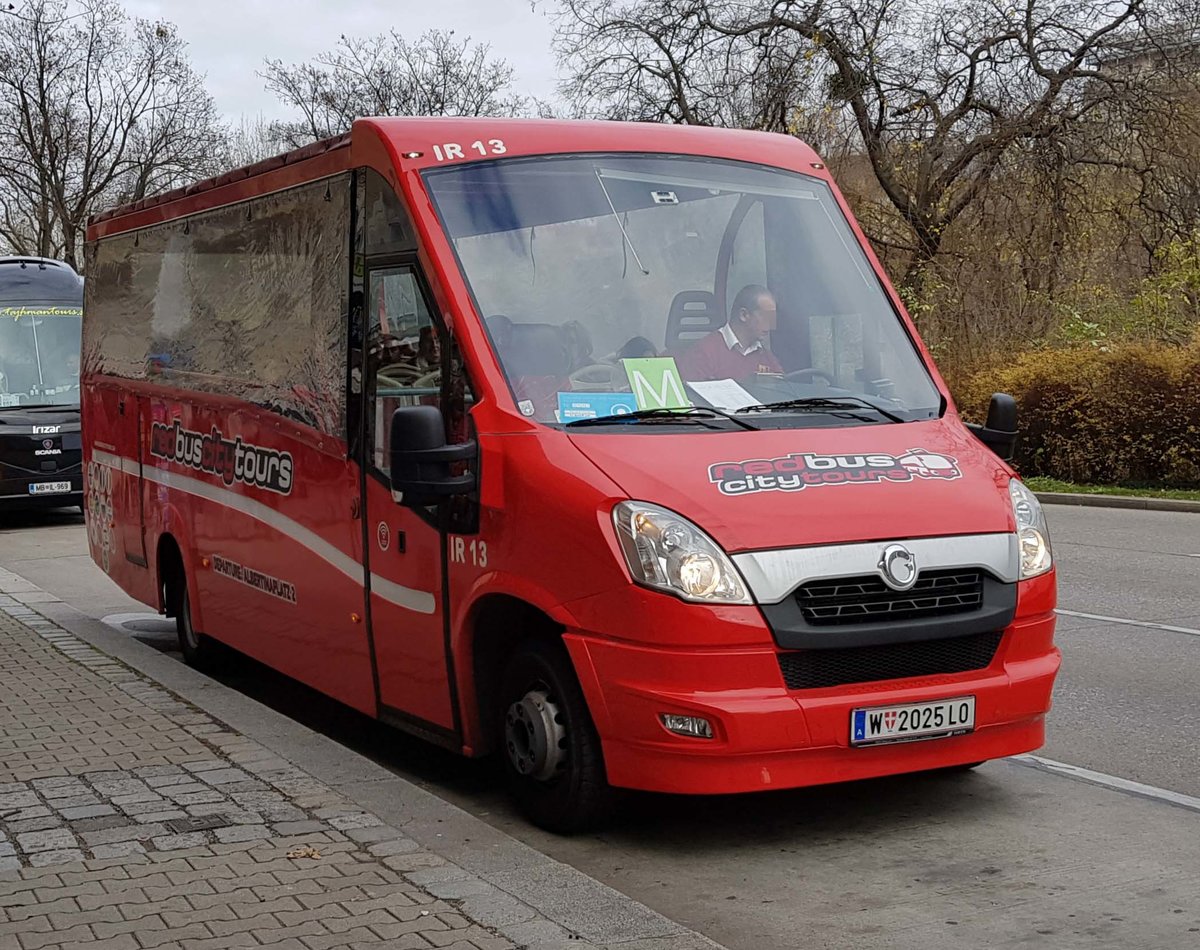 Kleinbus von  redbuscitytours  unterwegs in Wien im November 2019