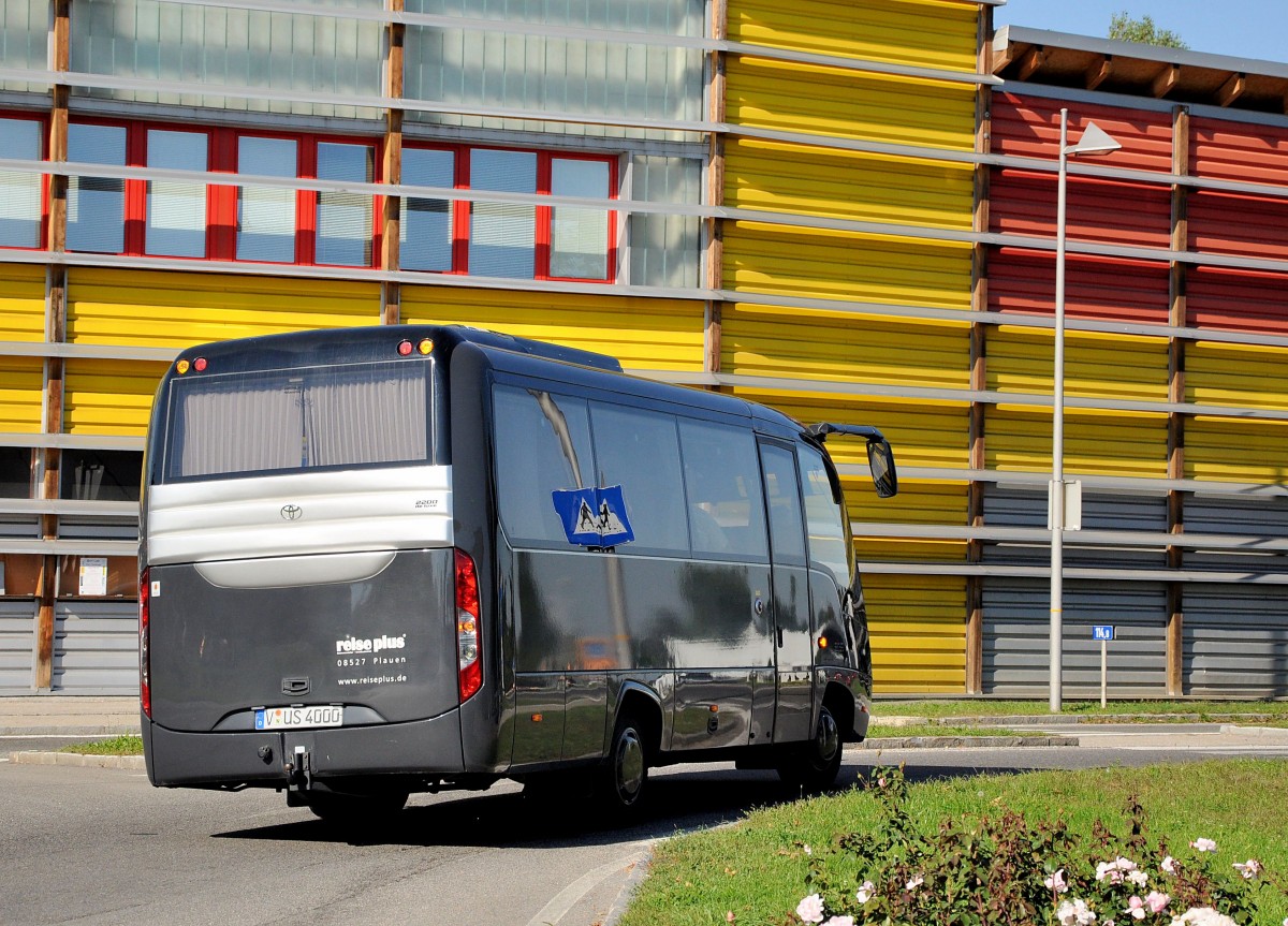 Kleinbus TOYOTA CAETANO Optimo 2200 de Luxe aus Deutschland im September 2013 in krems unterwegs.