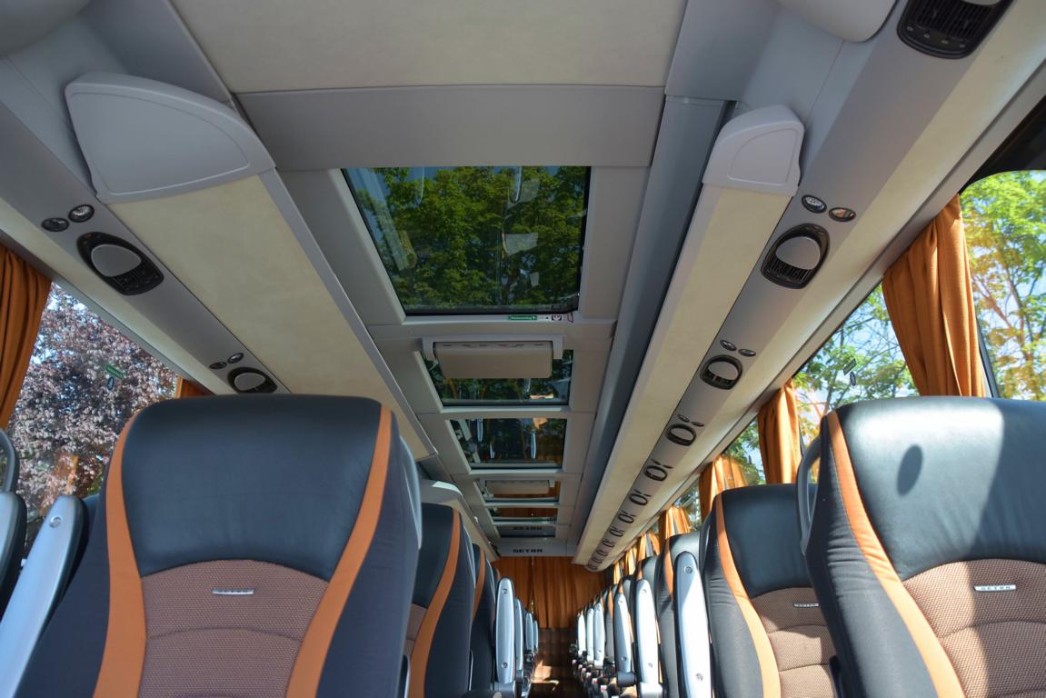  Kniglich  ausgestatteter Setra 416 HDH mit Glasdach von KNIG Reisen aus der BRD in Krems.