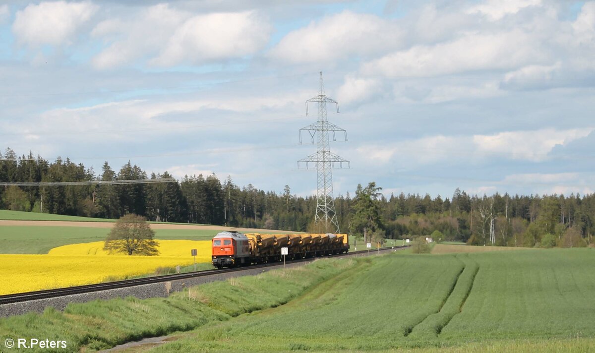 Kurz vor Münchberg zieht Bahnlogistik24 Lok 230 077 den Arbeitszug von der Baustelle Seulbitz. 23.05.21