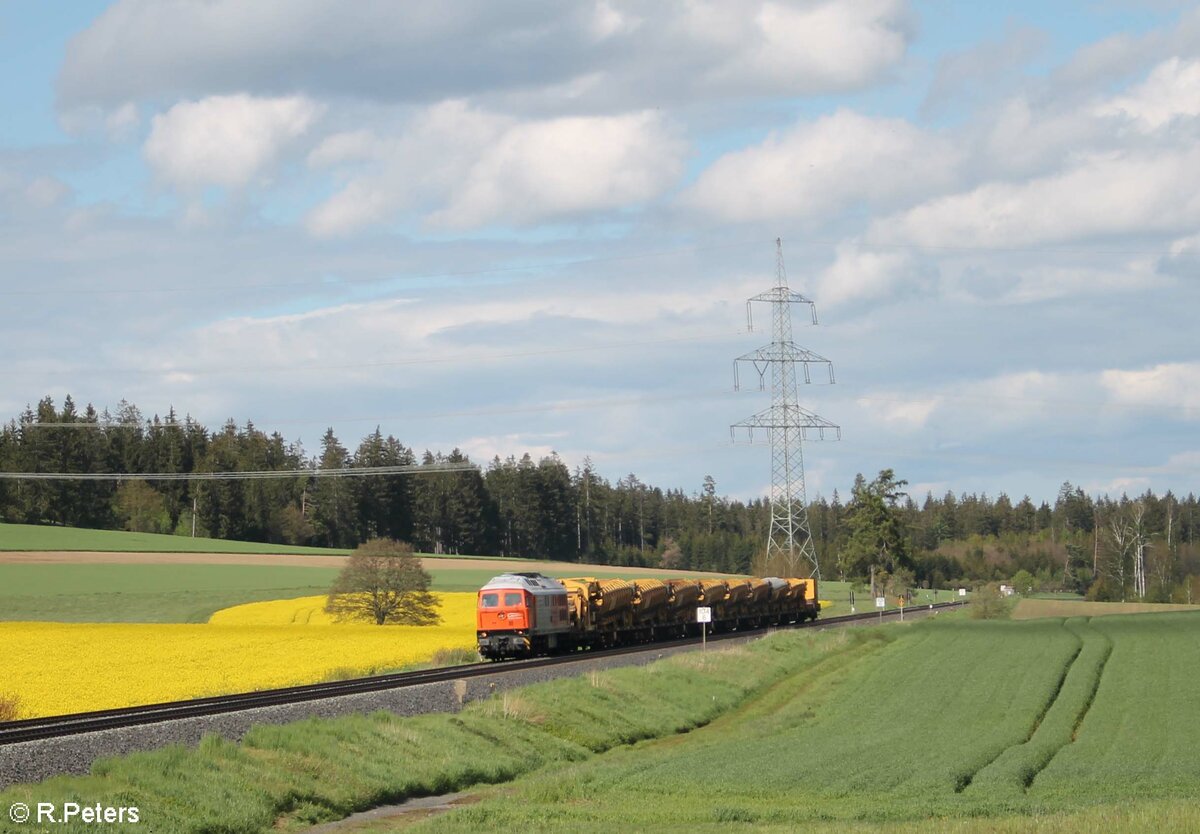 Kurz vor Münchberg zieht Bahnlogistik24 Lok 230 077 den Arbeitszug von der Baustelle Seulbitz. 23.05.21
