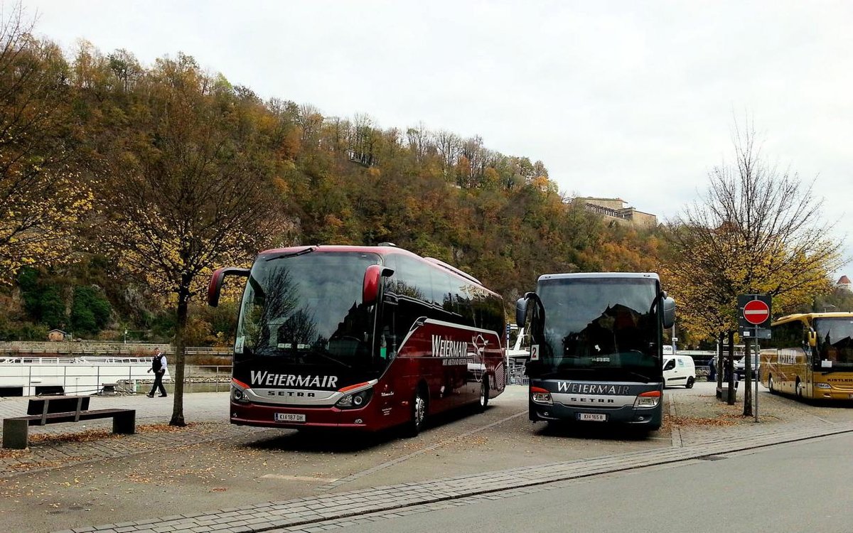 Links ein Setra 500er-Serie und rechts ein Setra 400er-Serie von Weiermair Reisen aus sterreich in Passau gesehen.