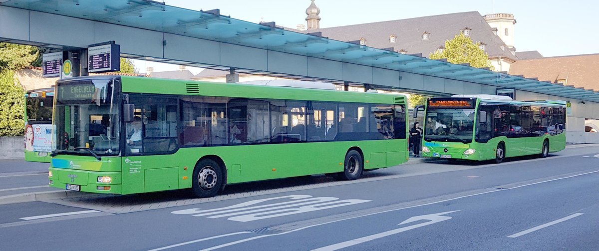 MAN Lion`s City und MB Citaro stehen in Fulda am Stadtschloss im September 2019