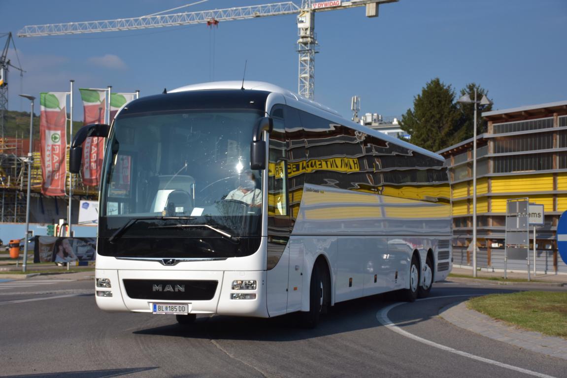 MAN Lion`s Coach aus N.. (vermutlich Leihwagen/Vorfhrer) 09/2017 in Krems.