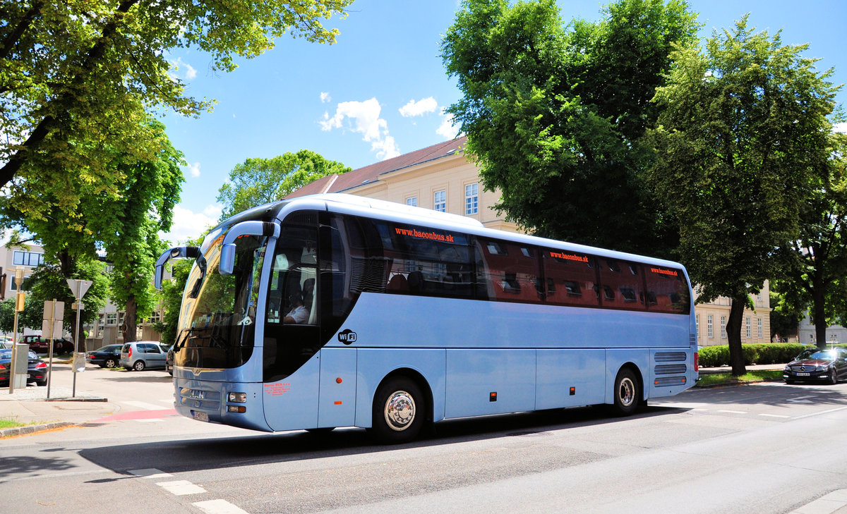 MAN Lions Coach von Bacon Bus aus der SK in Krems unterwegs.