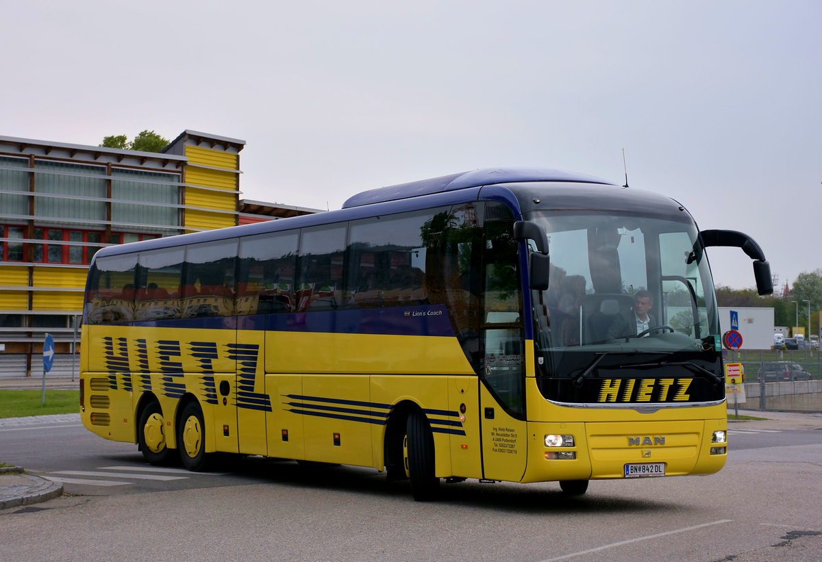 MAN Lion`s Coach von HIETZ Reisen aus Niedersterreich in Krems.