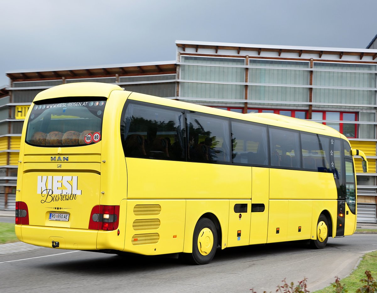 MAN Lions Coach von Kiesl Reisen aus sterreich in Krems gesehen.