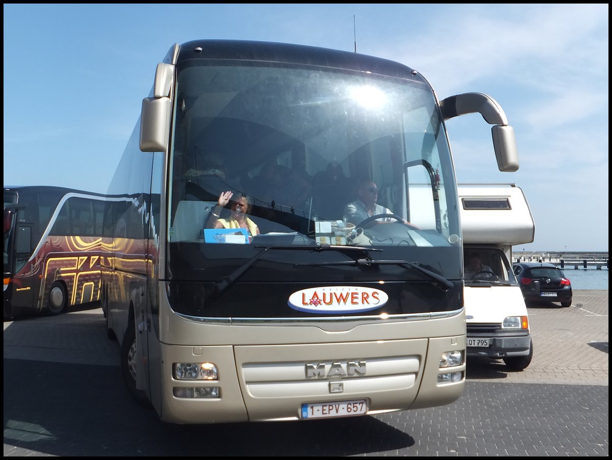 MAN Lion's Coach von Lauwers aus Belgien im Stadthafen Sassnitz. Gruß an die winkende Reiseleiterin ;-)