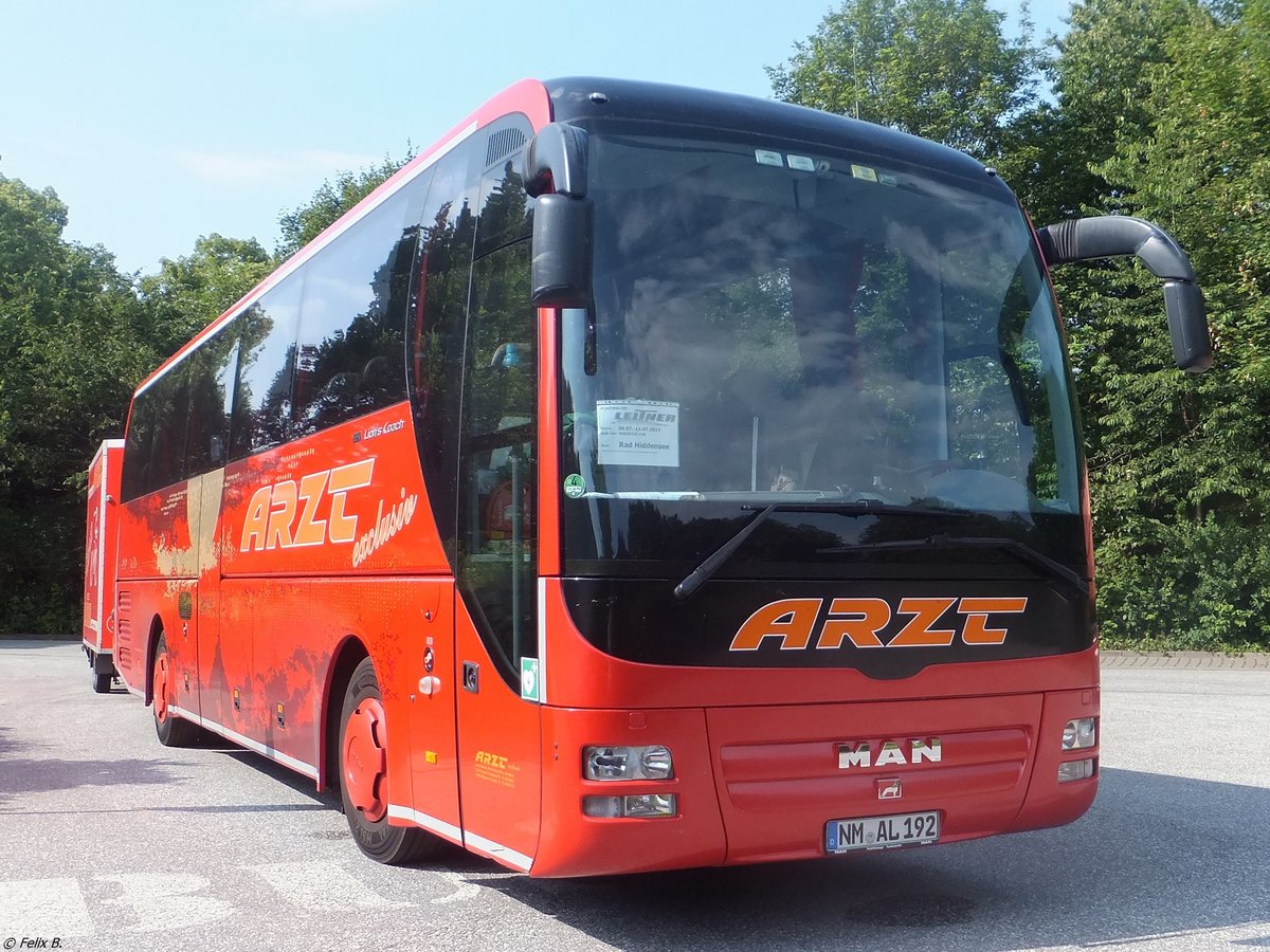 MAN Lion's Coach mit Radanhänger von Arzt aus Deutschland in Bergen. 