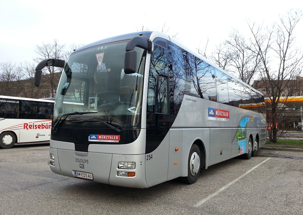 MAN Lions Coach von Mrztaler Reisen aus der Steiermark/sterreich in Krems gesehen.