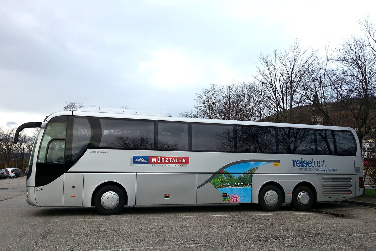 MAN Lions Coach von Mrztaler Reisen aus der Steiermark/sterreich in Krems gesehen.