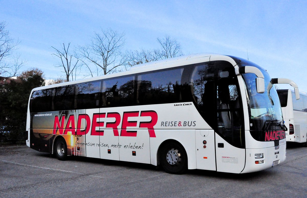 MAN Lions Coach von Naderer Reisen aus sterreich in Krems gesehen.