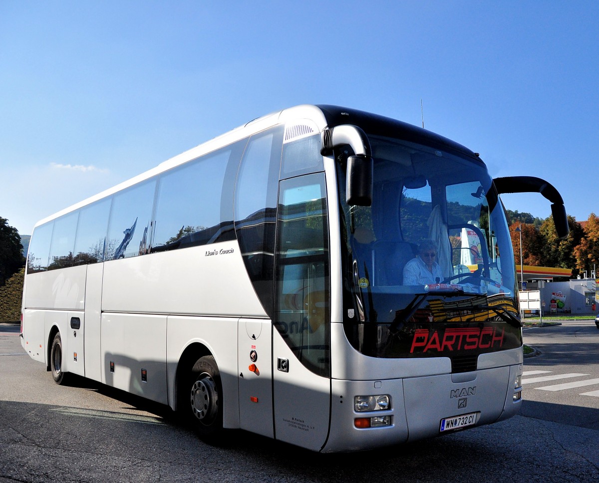 MAN Lions Coach von Partsch Reisen/sterreich im Herbst 2013 in Krems.