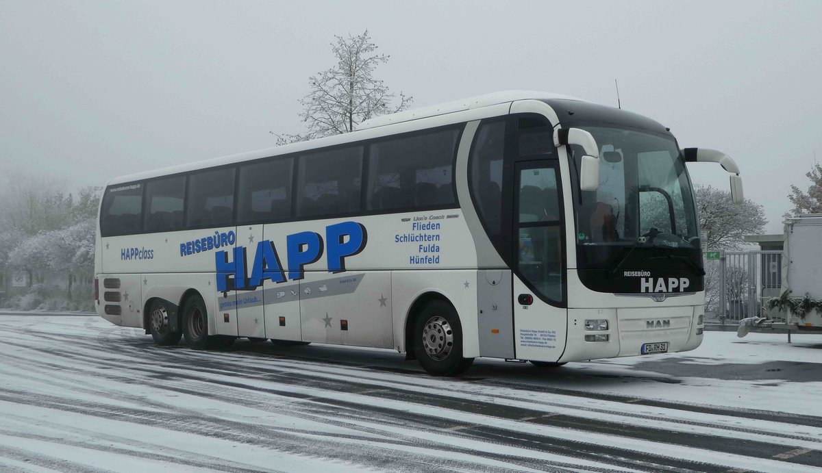 MAN Lions Coach vom Reisebro Happ steht auf einem Parkplatz in 36100 Petersberg, 12-2016