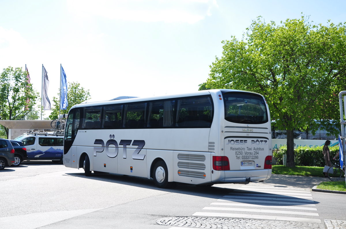 MAN Lions Coach vom Reisebro Josef Ptz aus sterreich in Krems gesehen.