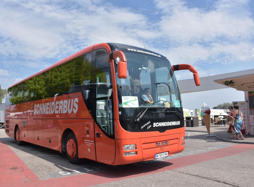 MAN Lion`s Coach von SCHNEIDERBUS Reisen aus Wien 06/2017 in Krems.