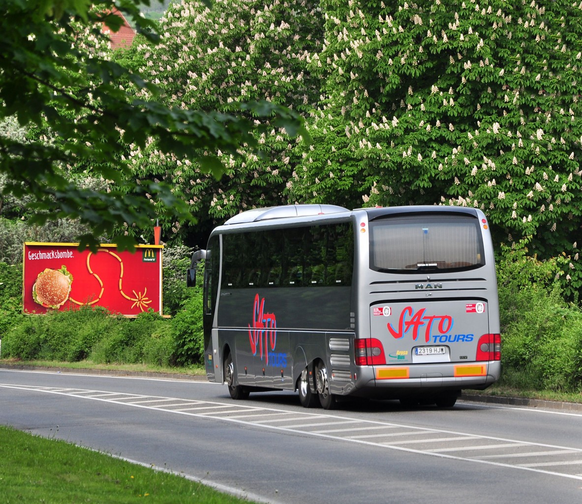 MAN Lions Coach Supreme von Sato Tours aus Spanien am 9.5.2015 in Krems.