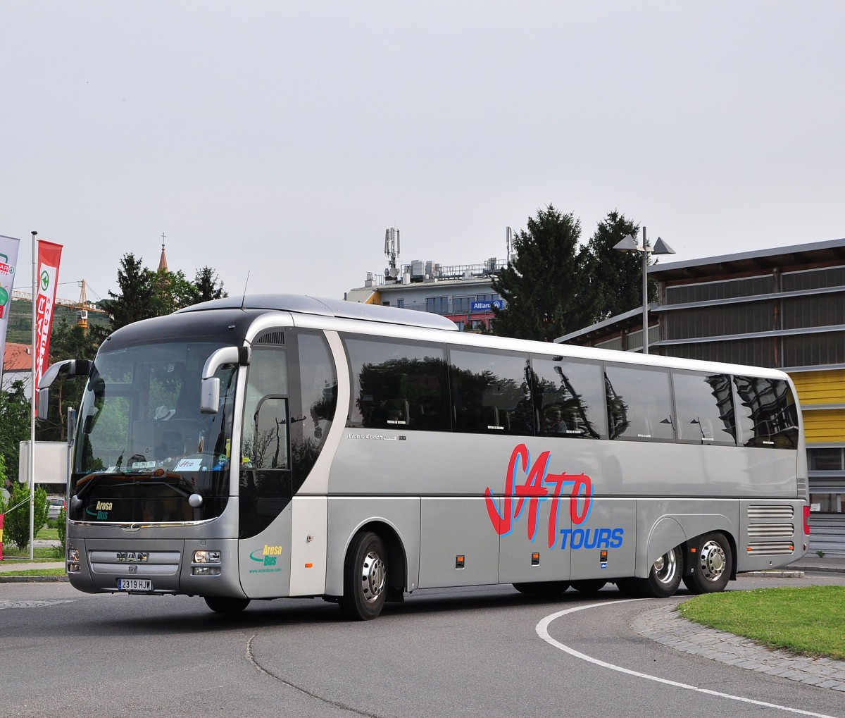 MAN Lions Coach Supreme von Sato Tours aus Spanien am 9.5.2015 in Krems.