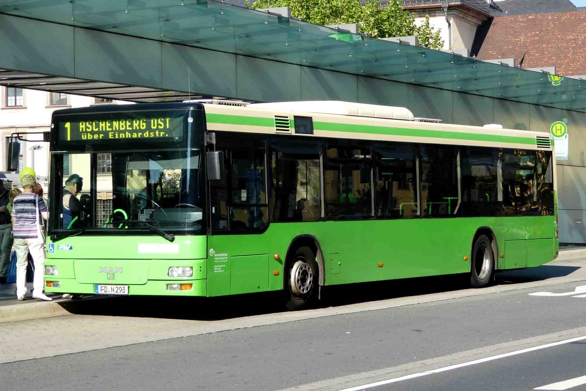 MAN von RhoenEnergie steht am Fuldaer Busbahnhof im September 2016