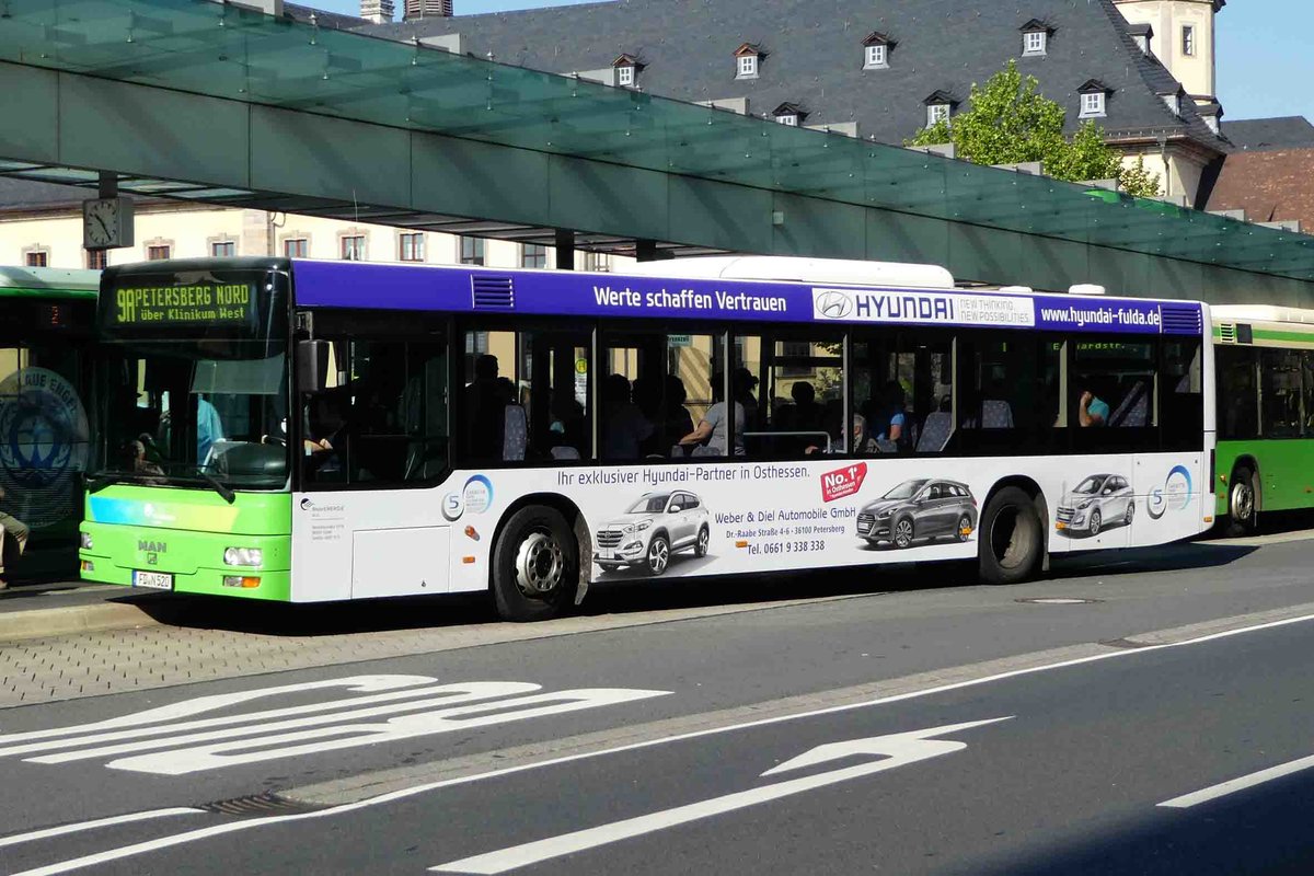 MAN von RhoenEnergie wartet am Fuldaer Busbahnhof im September 2016