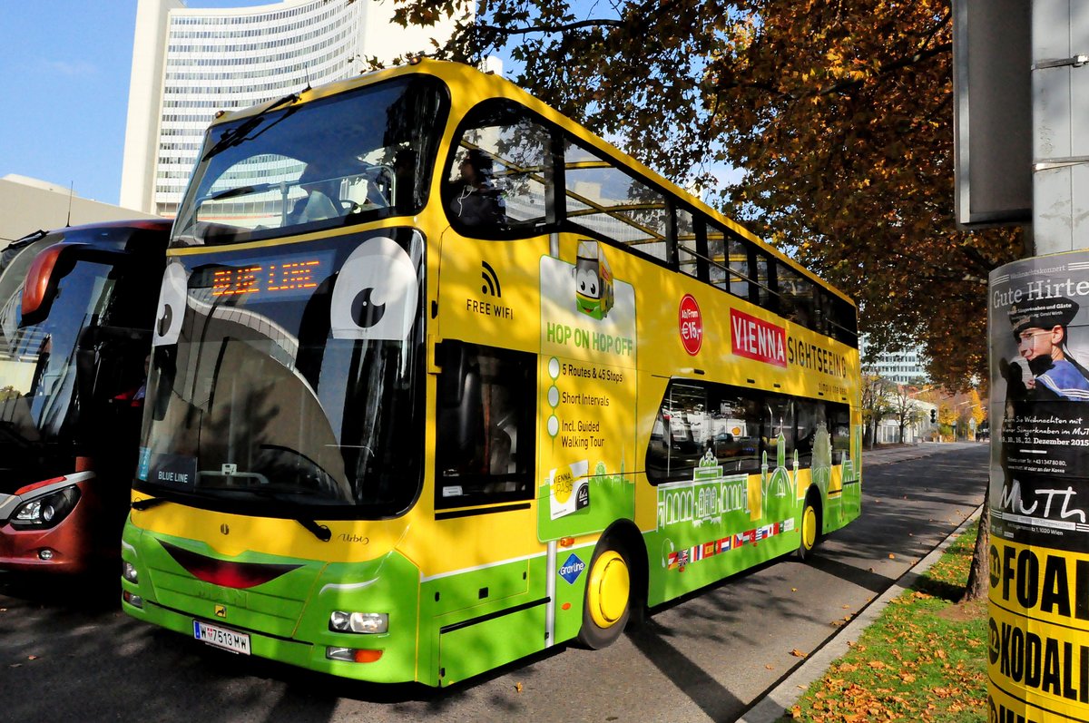 MAN Urbis Doppeldecker von Vienna Sightseeing bei der UNO City in Wien gesehen.