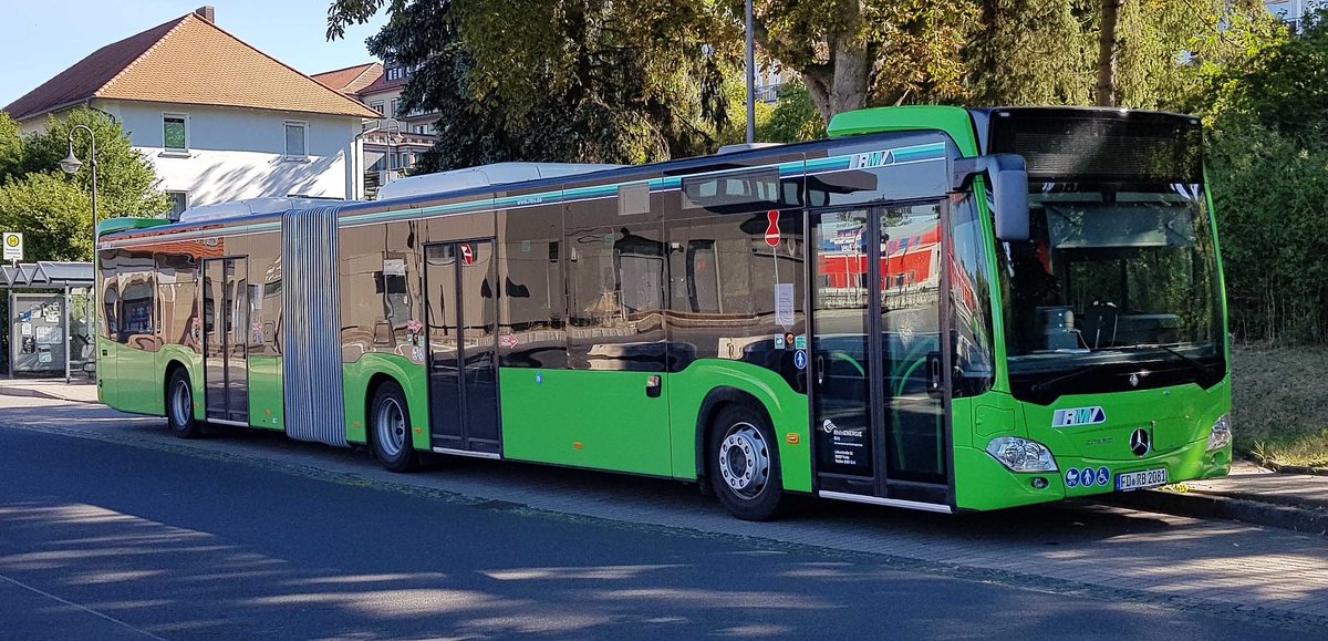 MB Citaro (2081) von RhnEnergie steht am Bahnhof in Hnfeld, 07-2020