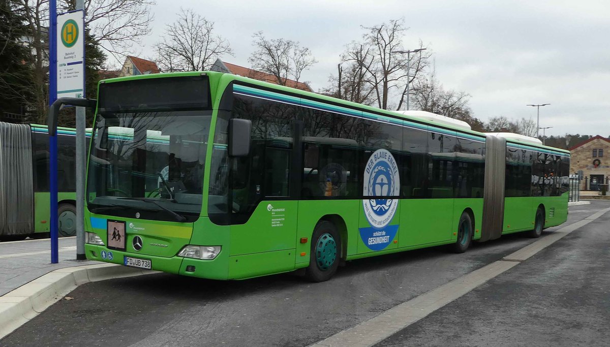 MB Citaro II von RhönEnergie steht am Bahnhof in Hünfeld, 12-2018