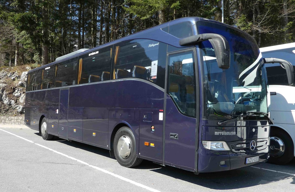 MB-Reisebus von mrreisen aus Ungarn steht auf dem Parkplatz Knigsee im April 2019