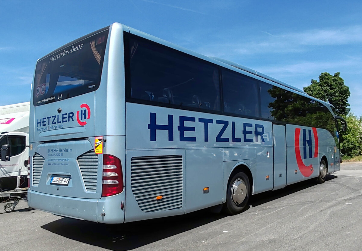 MB Tourismo des Busunternehmens HETZLER aus Herxheim steht auf dem Parkplatz der 2025er Rettmobil in Fulda