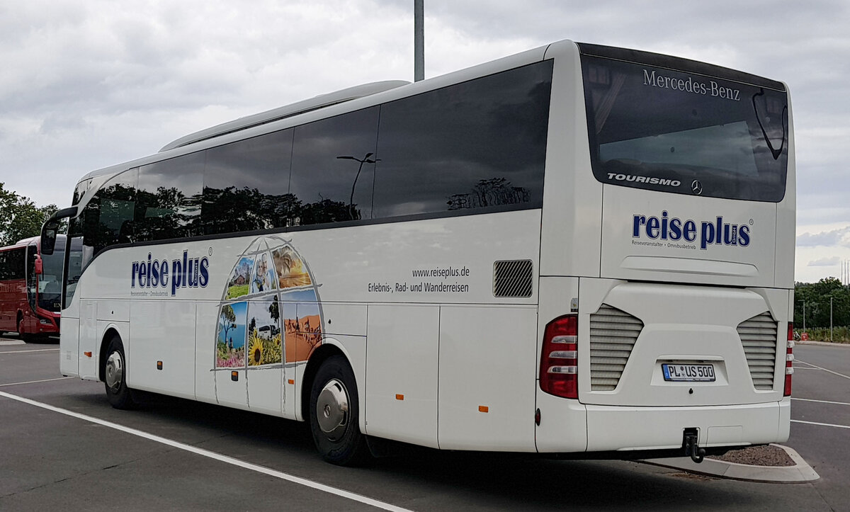 MB Tourismo des Busunternehmens REISEPLUS steht im August 2021 auf dem Parkplatz der BuGa in Erfurt