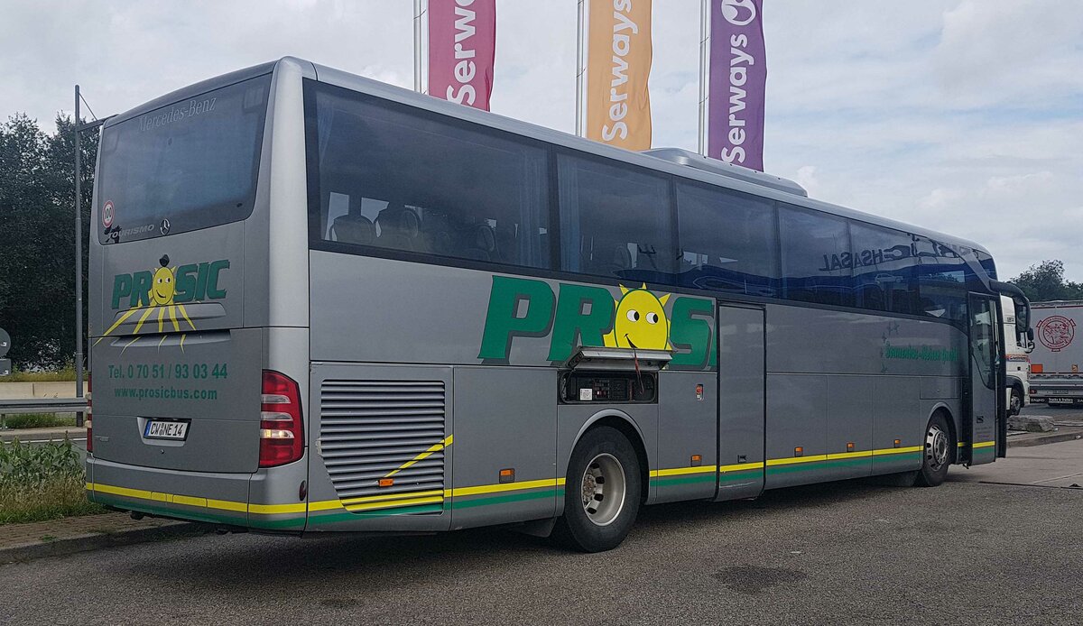 MB Tourismo von PROSIC steht zur Fahrerpause auf einem Rastplatz an der A5 im August 2021