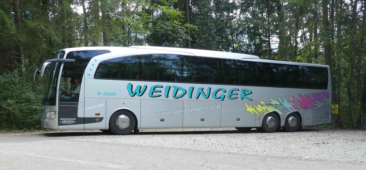 MB Travego des Busunternehmens WEIDINGER aus Austria steht auf dem Parkplatz des Salzburger Freilichtmuseums, 09-2018