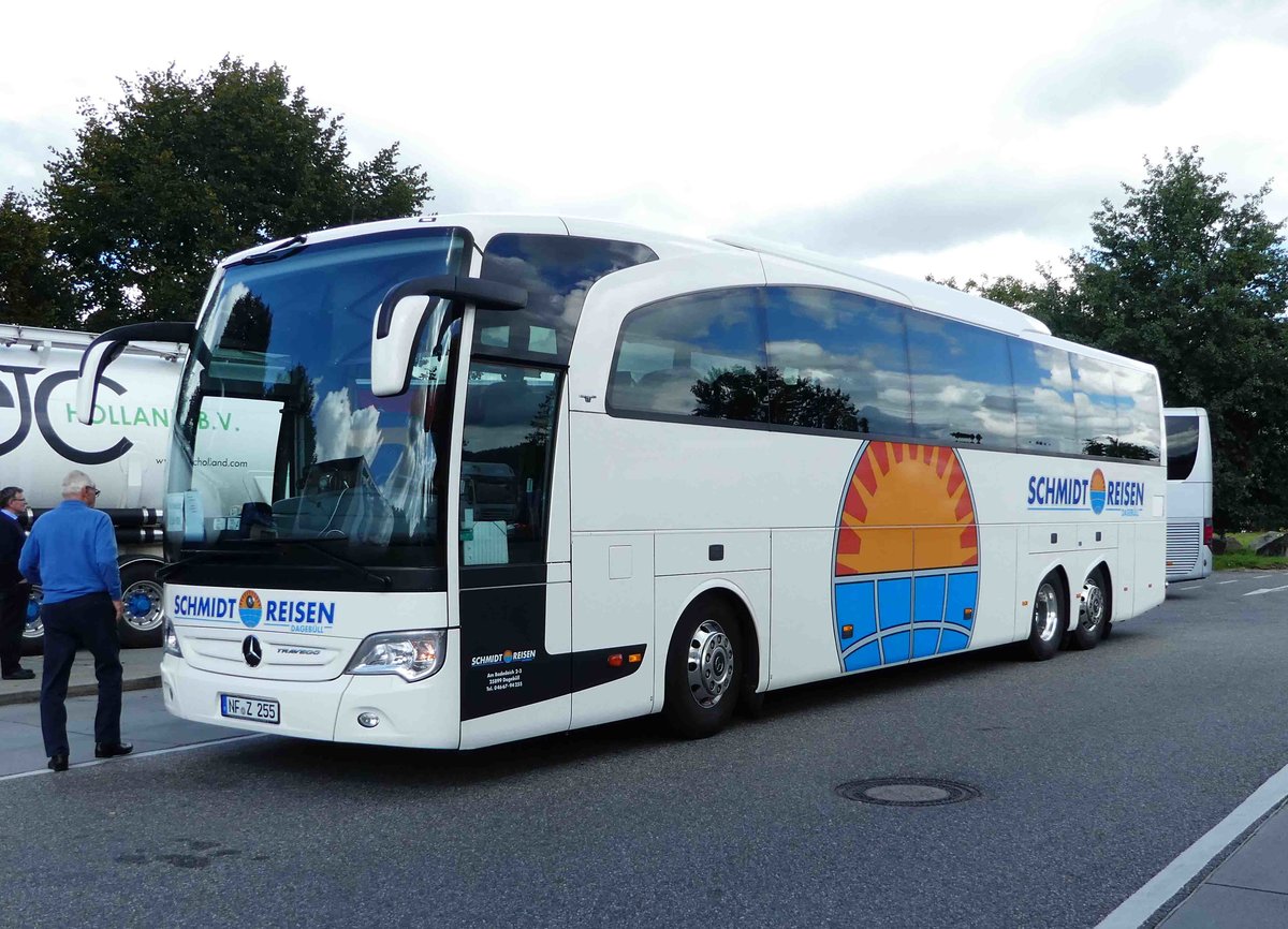 MB Travego von  SCHMIDT-Reisen  steht auf einem Rasthof an der A 7 im September 2017