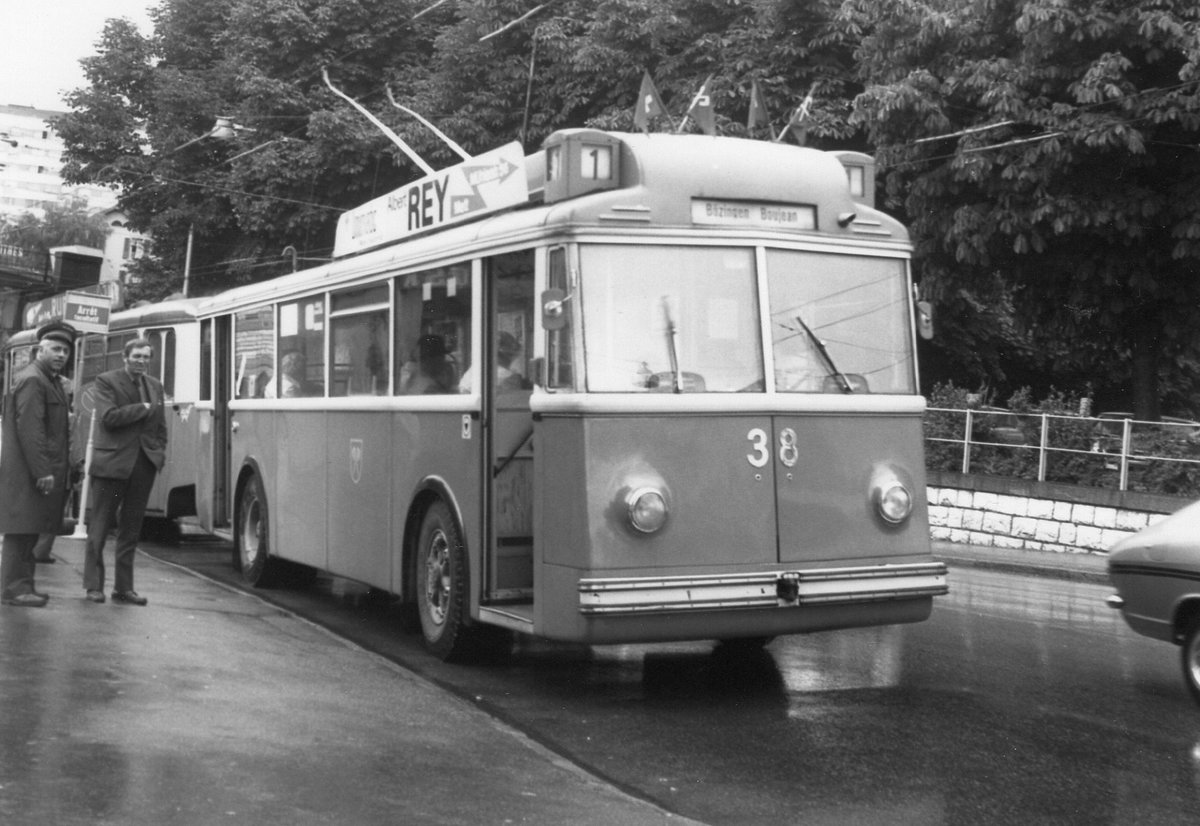 (MD096) - Aus dem Archiv: VB Biel - Nr. 38 - Berna/Hess Trolleybus um 1975 in Biel