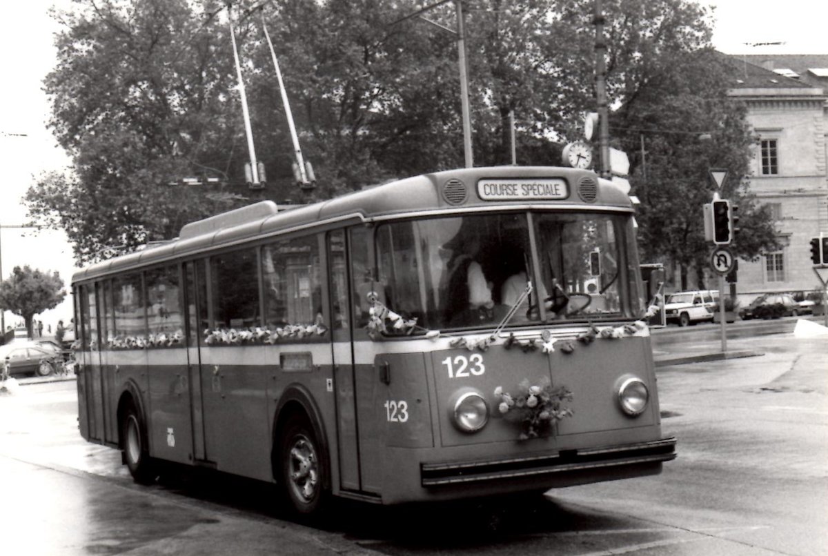 (MD339) - Aus dem Archiv: TN Neuchtel - Nr. 123 - Saurer/Haag Trolleybus (ex Nr. 23) am 2. Mai 1989 in Neuchtel