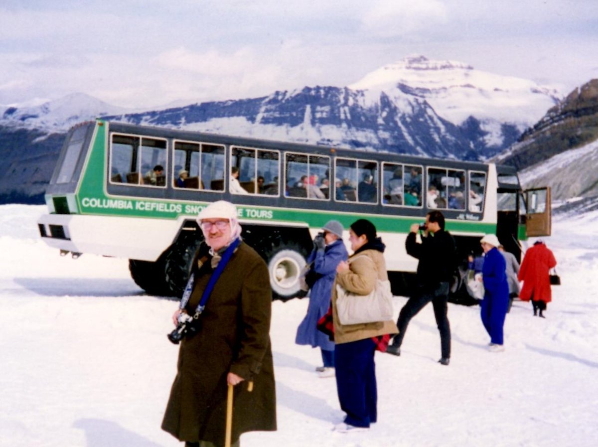 (MD347) - Aus dem Archiv: Columbia Icefield Snowmobile Tours - Nr. 530 - ??? im Jahre 1988 im Jasper National Park