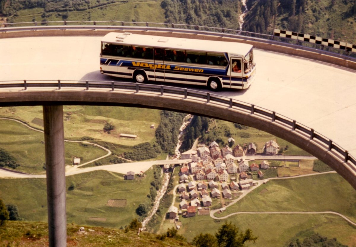 (MD382) - Aus dem Archiv: Vgtli, Seewen - Mercedes um 1985 am Gotthardpass