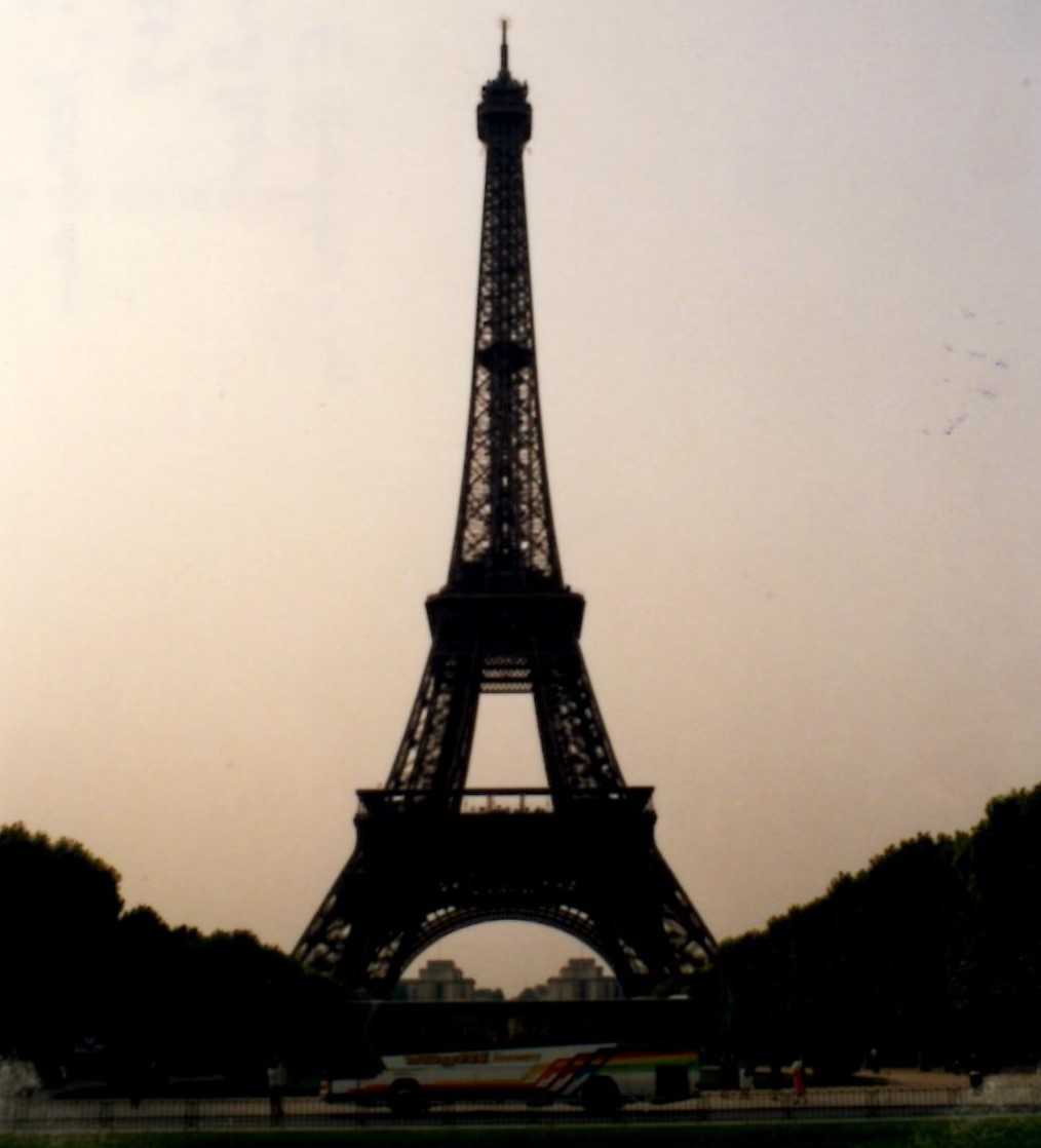 (MD390) - Aus dem Archiv; aus der Schweiz: Vgtli, Seewen - SO 20'249 - Drgmller um 1995 in Paris, Tour Eiffel