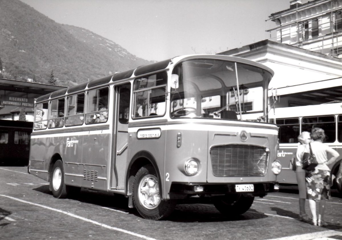 (MD403) - Aus dem Archiv: FART Locarno - Nr. 2/TI 41'602 - Saurer um 1970 beim Bahnhof Locarno