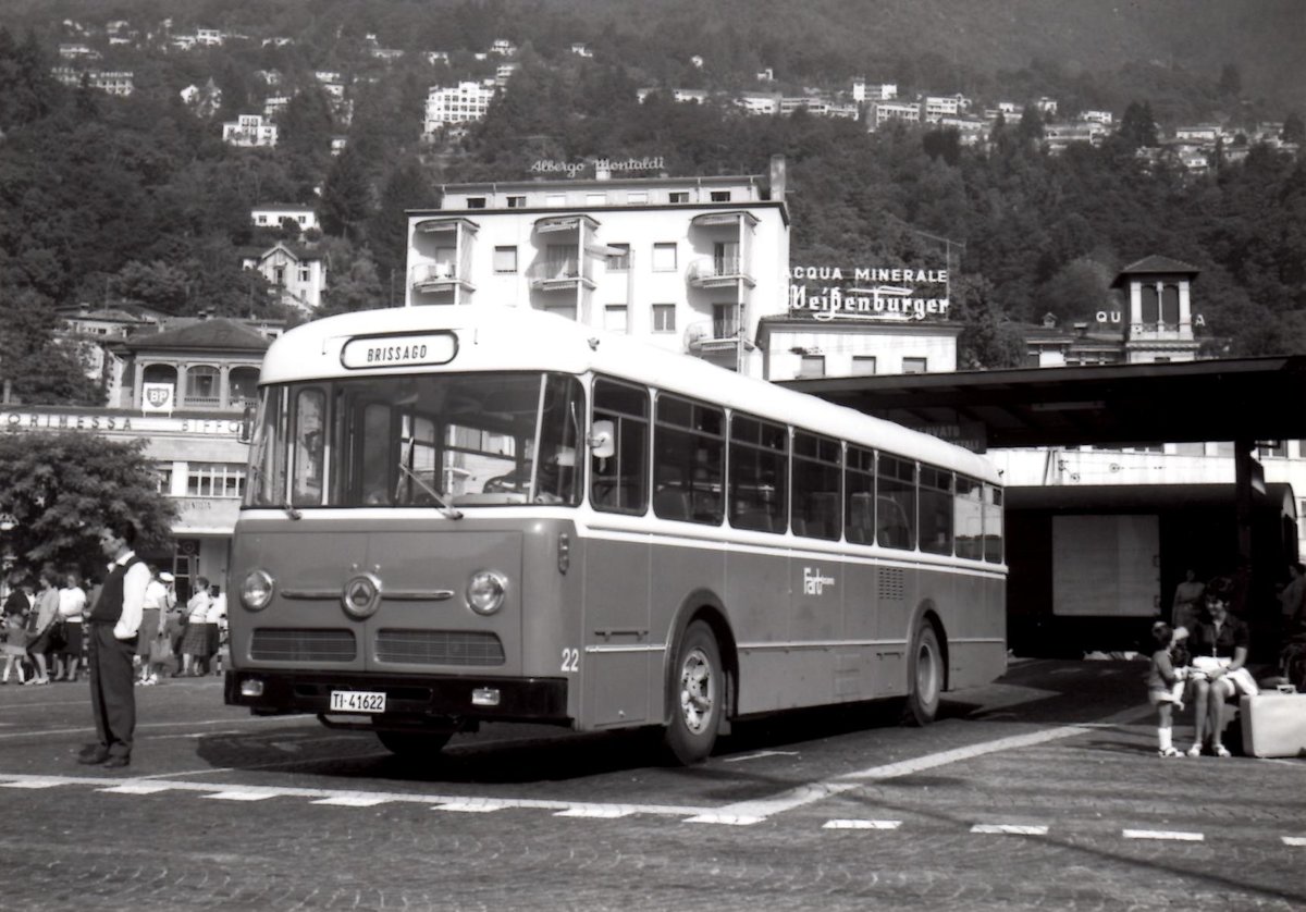 (MD407) - Aus dem Archiv: FART Locarno - Nr. 22/TI 41'622 - Saurer um 1965 beim Bahnhof Locarno