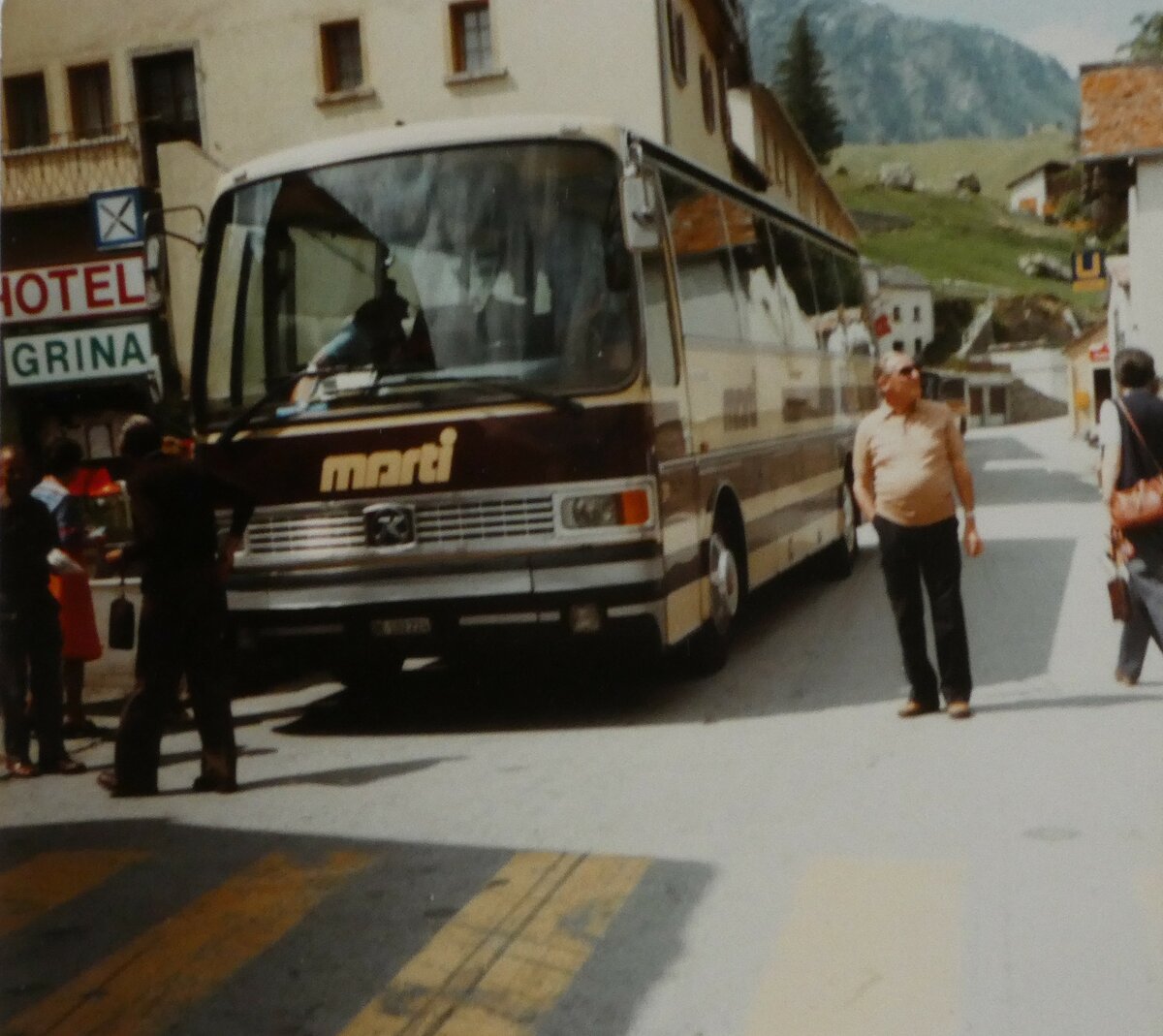 (MD491) - Aus dem Archiv: Marti, Kallnach - Nr. 24/BE 102'224 - Setra um 1980 in Simplon Dorf, Hotel Grina