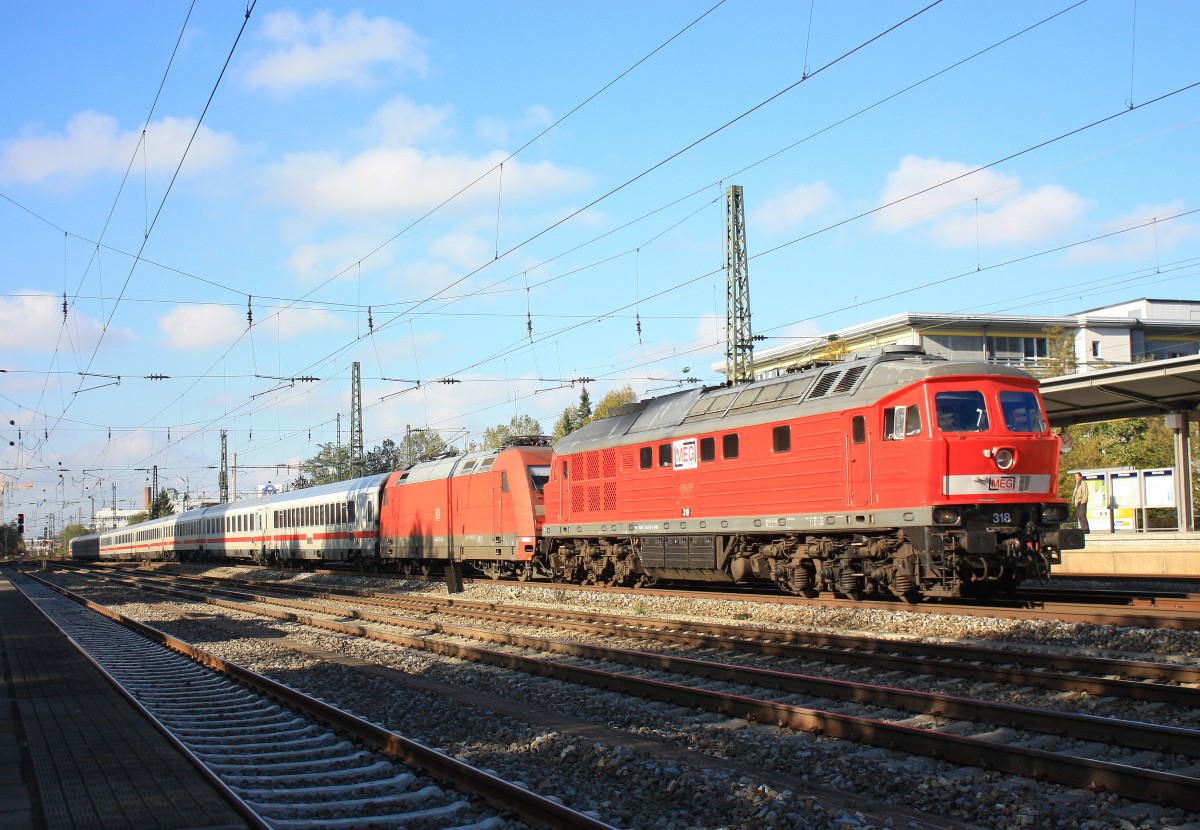 MEG 318 (232 690) mit einer 101er im Schlepp am 26.Oktober 2014 in Mnchen-Heimeranplatz.